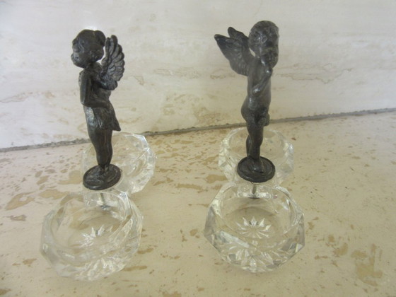 Image 1 of 2 recipientes para salero y pimentero con forma de ángeles querubines de cristal y metal negro (a uno de ellos le falta un ala) 