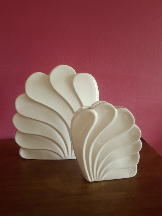 Conjunto Único de Jarrones Decorativos de Porcelana Blanca con Forma de Concha Mid-Century, Set Revival Art (photo 7 of 15)