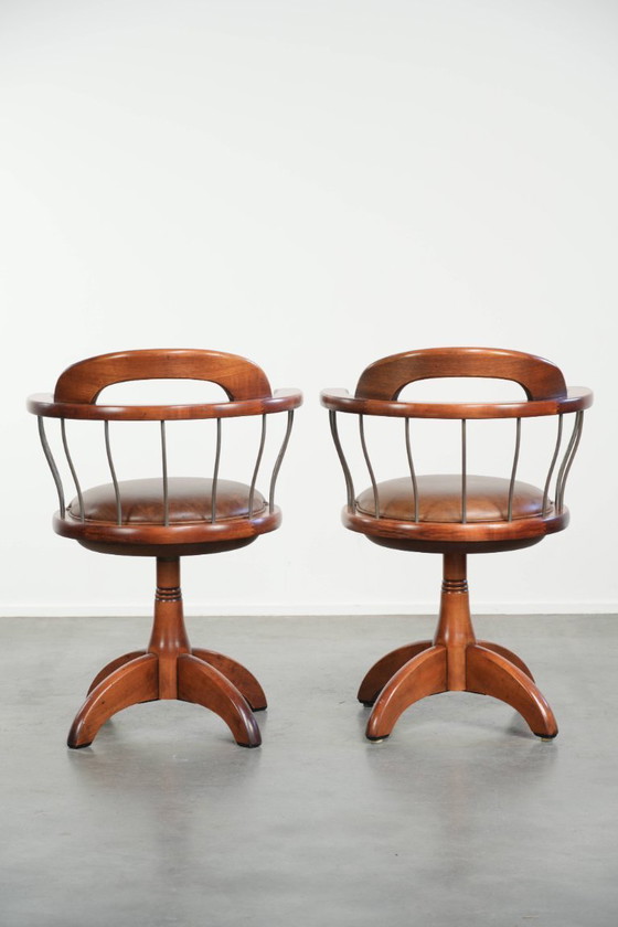 Image 1 of 2x draaibare Schuitema stoel/bijzetstoel/bureaustoel uit de Shaker serie met een cognac kleurige rundleren zitting