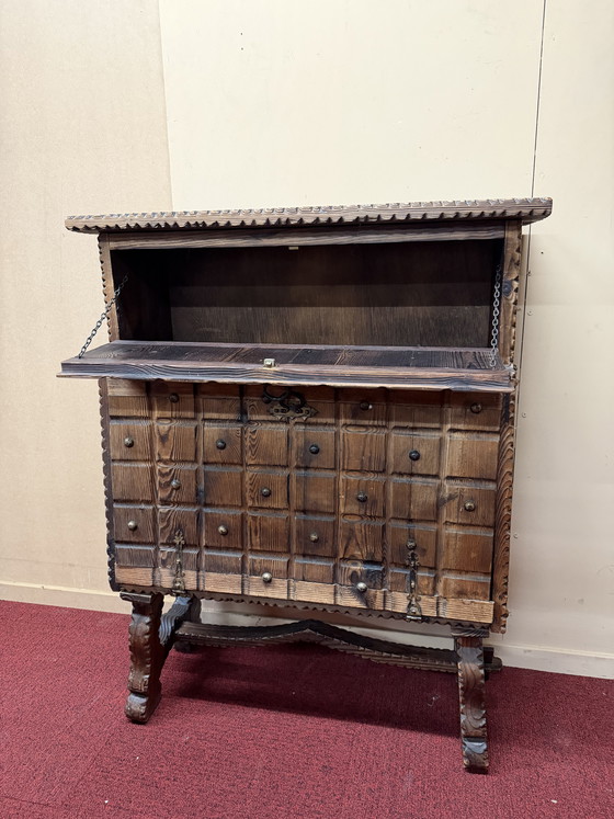 Image 1 of Armoire rustique en bois sculpté à la main avec détails en fer forgé