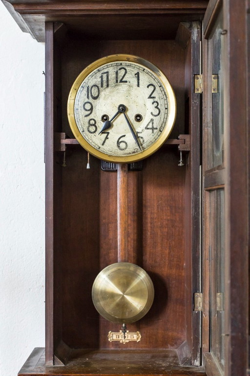 Orologio da parete risalente al 1930 circa.