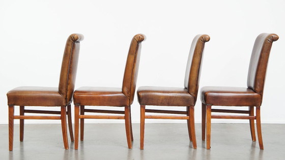 Image 1 of 4 x Esszimmerstuhl aus Schafsleder mit einem Besatz aus Ziernägeln