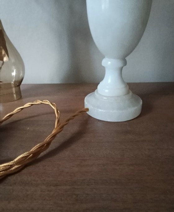 Image 1 of Lampada in alabastro e ottone in stile Luigi XVI, paralume a cupola in raso, 1950