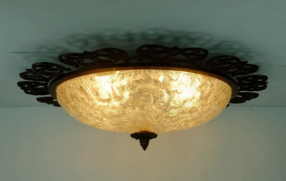 Image 1 of Grand abat-jour en verre dépoli de style Hollywood Regency, cadre en laiton