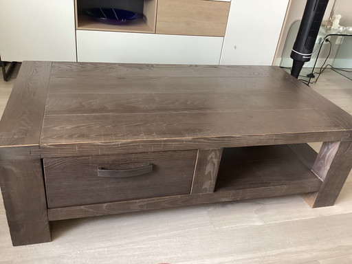 Table basse attrayante avec tiroir spacieux