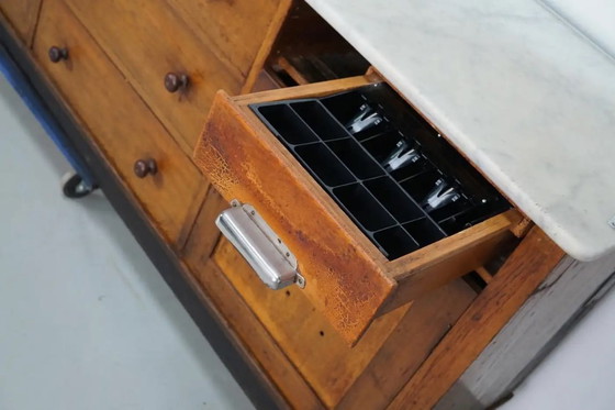 Image 1 of Gran mostrador antiguo Art Déco de chocolate alemán de roble y mármol, década de 1920