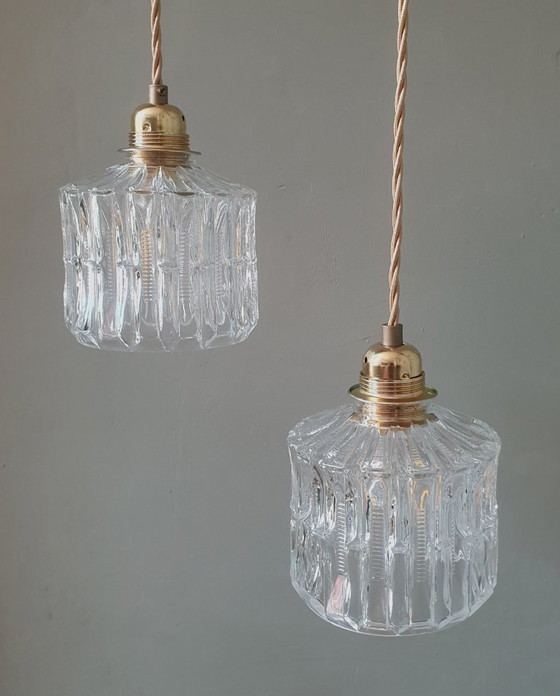 Image 1 of Ensemble de deux lampes suspendues Art Déco vintage en verre épais et texturé.