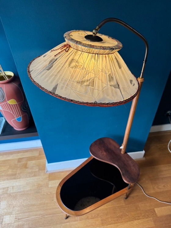 Image 1 of Lampada da terra vintage con tavolino in stile Halabala, anni '50.