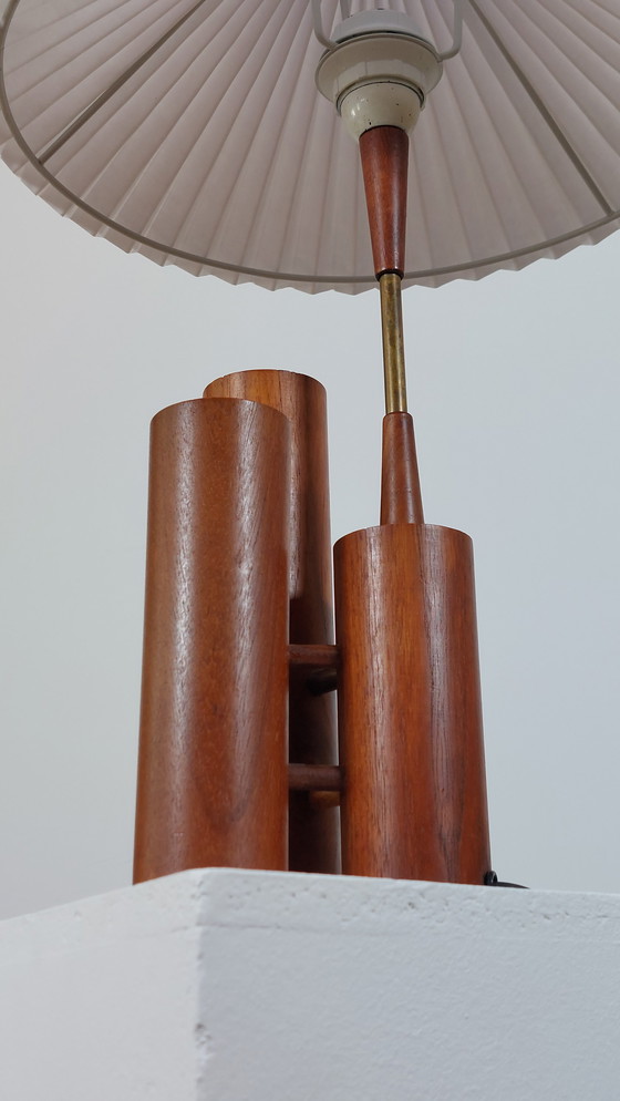 Image 1 of Vintage houten tafellamp/bijzetlamp uit het midden van de vorige eeuw met geplooide kap.