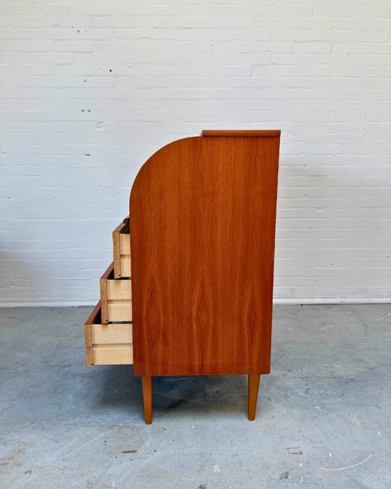 Image 1 of Toegeschreven aan Egon Ostergaard – Deense teakhouten secretaire met roldeksel, jaren 1960