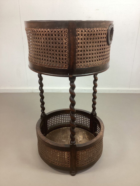 Image 1 of Table à plantes antique 2 étages en osier et rotin