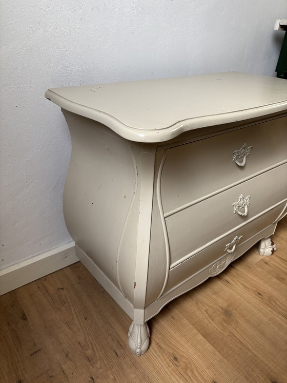 Image 1 of Klassische Kommode in Taupe mit verschnörkelten Formen