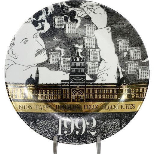Assiette de calendrier en porcelaine de Piero Fornasetti, 1992