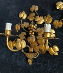 Splendide applique vintage in ferro dorato con motivo a grappolo d'uva e vite, provenienti dall'Italia.