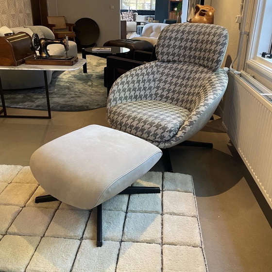 Image 1 of Poltrona Minotti Russell con pouf