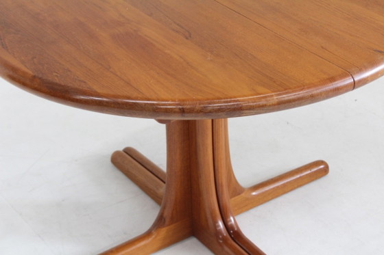 Table de salle à manger ronde extensible vintage danoise en teck massif, années 1960 (photo 4 of 9)