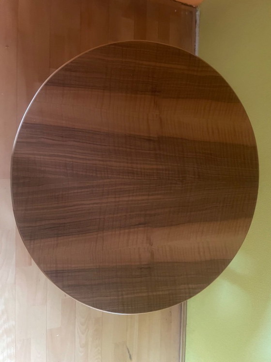 Image 1 of Großer runder gedrechselter Tisch