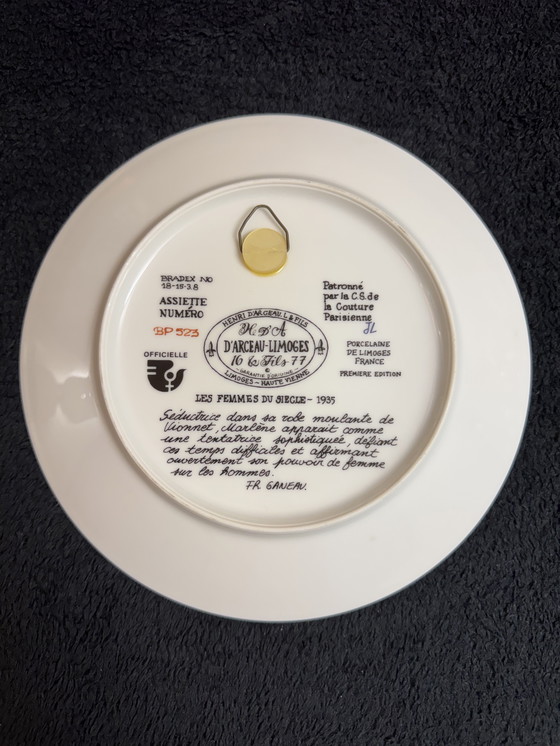 Image 1 of Raro juego completo de platos decorativos de Limoges Les Femmes du Siècle | década de 1970