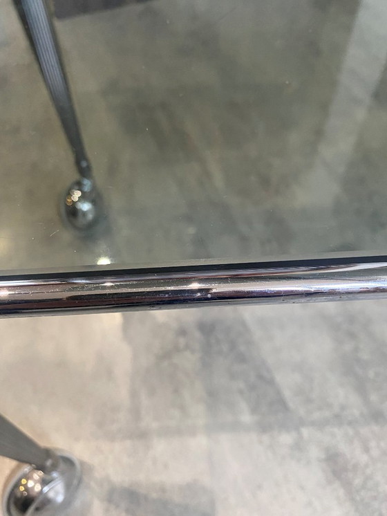 Image 1 of Carrello bar vintage anni '50 in metallo argentato con due ripiani in vetro fumé su ruote.