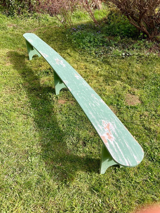 Banco de granja antiguo de madera curvada