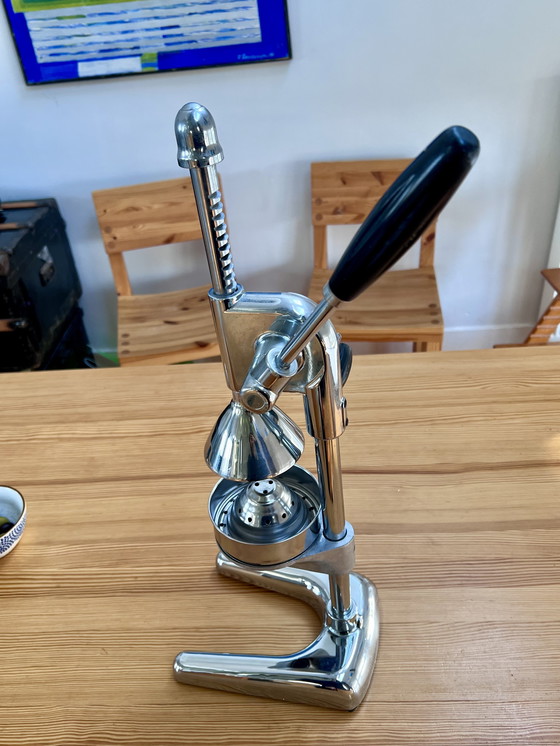 Image 1 of Vintage industrial mid century style horeca manual citrus squeezer / juicer made from heavy steel 