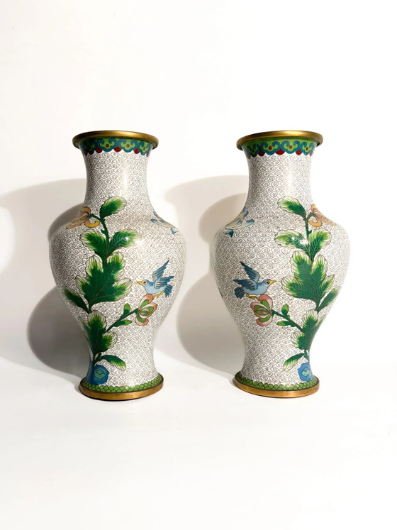 Pair of Chinese Cloisonné Vases with Floral and Hummingbird Motifs, 1950s – Metal (photo 4 of 15)
