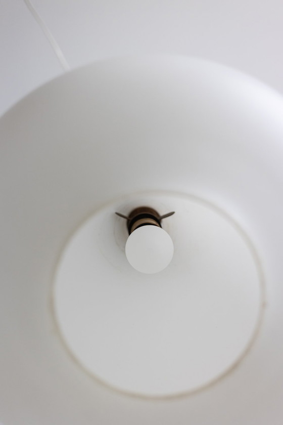 Image 1 of Hängeleuchte aus weißem Opalin-Glas und blondem Mahagoni, 1960er Jahre