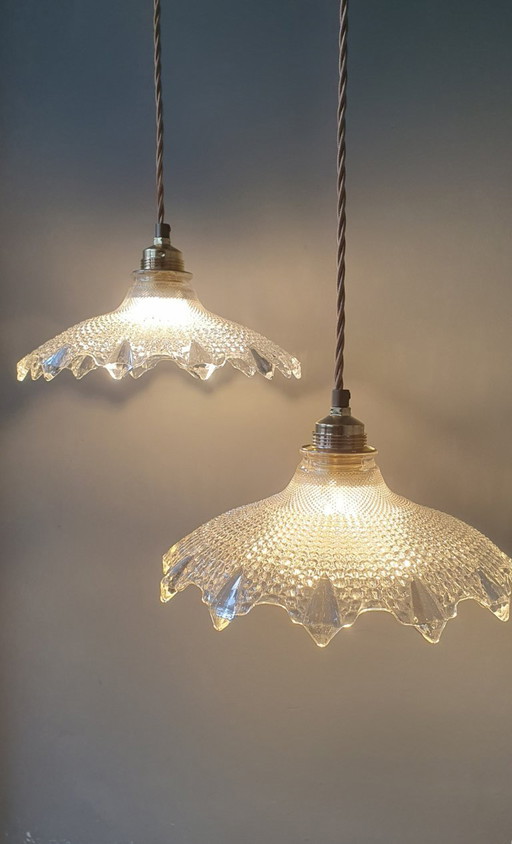 Set (2) Holophane Pendelleuchte, Art Deco, Gussglas mit gerippter Struktur