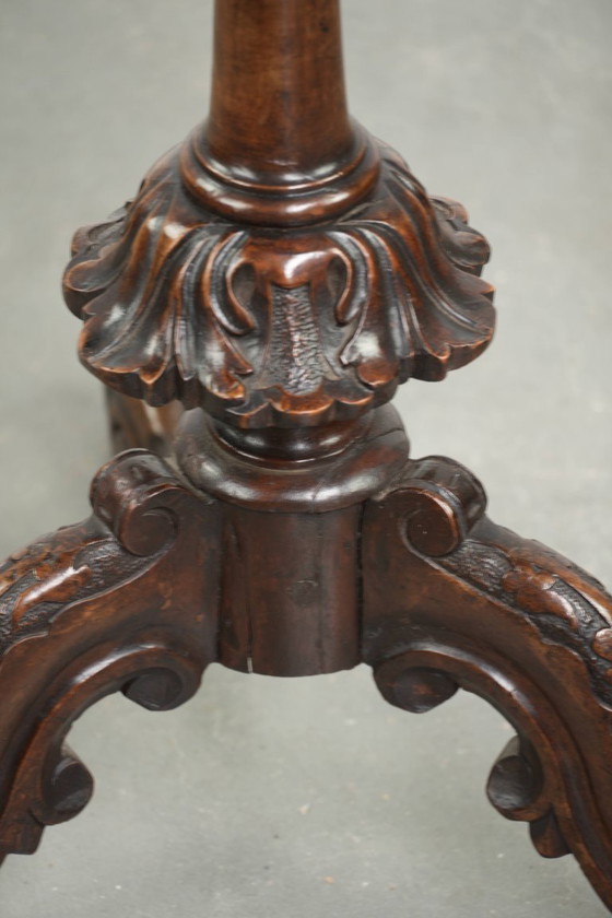 Image 1 of Runder antiker, eleganter und charmanter Beistelltisch/Weintisch mit wunderschönen Farben und aufwendigen Schnitzereien