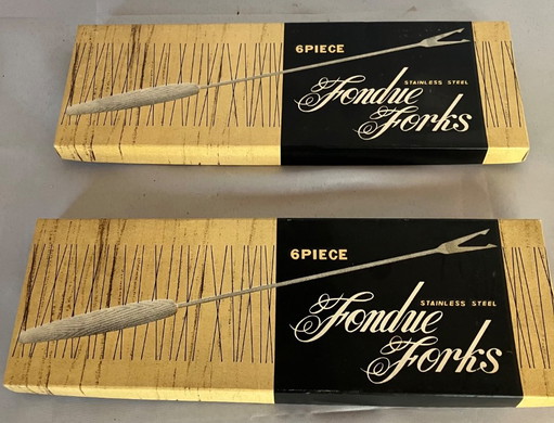 Zwei Originalschachteln mit Vintage-Fonduegabeln aus den 60er oder 70er Jahren