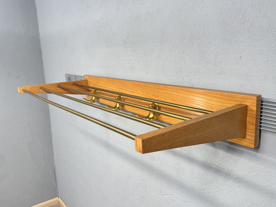 Image 1 of Appendiabiti vintage di metà secolo: legno e ottone, design senza tempo