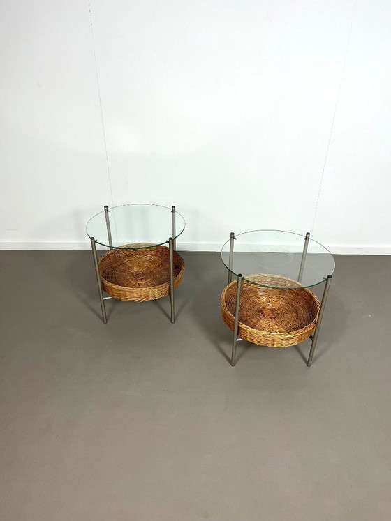 Image 1 of 2 petites tables d'appoint avec porte-revues en osier, années 1960.
