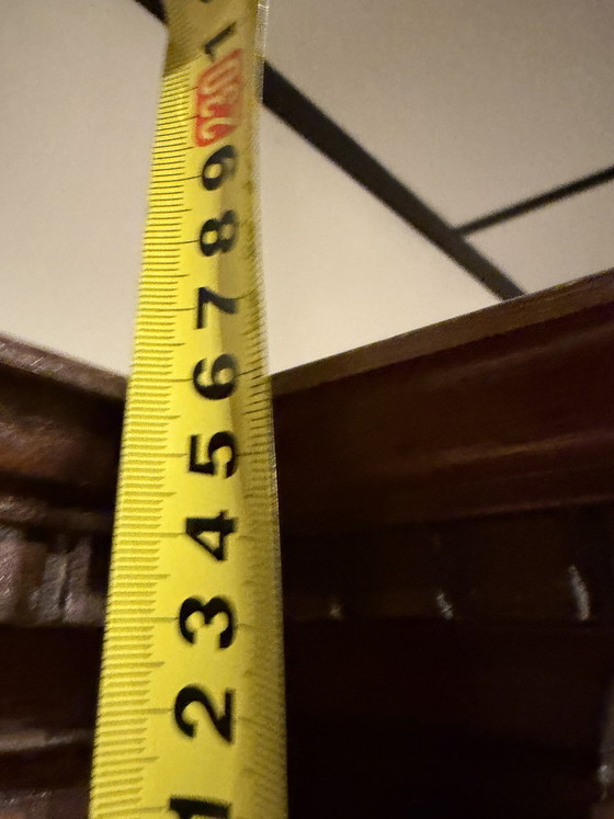 Image 1 of Oude Engelse boekenkast met Breekfrond en verstelbare schappen met notarisambt inlegwerk boven in de kop