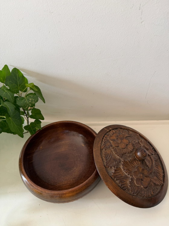 Vintage Round Wooden Keepsake Box – Decorative Objects (photo 2 of 7)