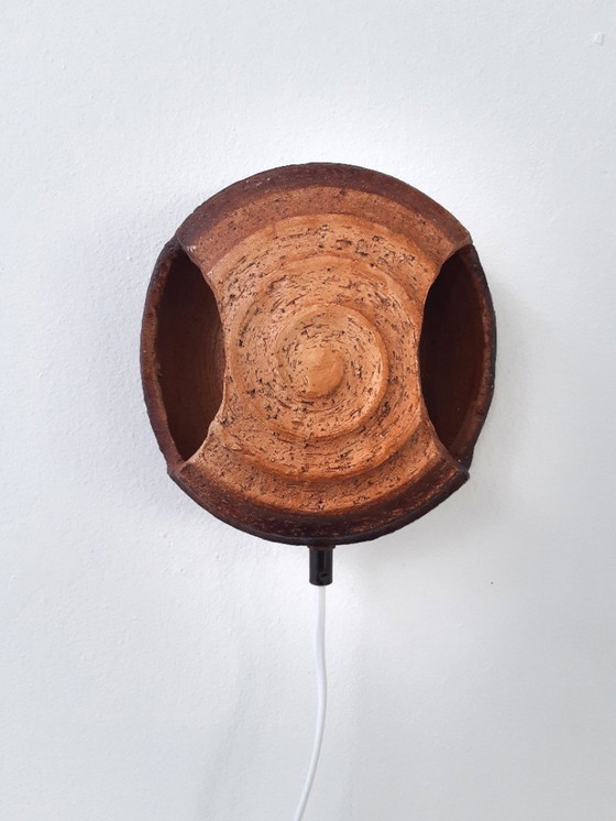Image 1 of Keramieken vintage wandlamp, chamotte klei, brutalist wandlamp, bruine aardewerken mcm lamp