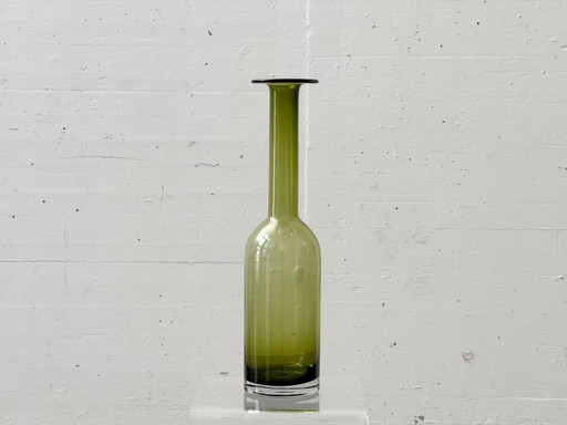 Jarrón de cristal delgado en color verde oliva, década de 1970.