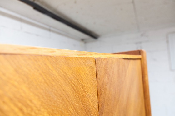 Image 1 of Armoire 1950 Mid-Century-Modern chêne en frisage 2 portes, 2 tiroirs, 4 étagères, 30cm de penderie et miroir 54x18cm