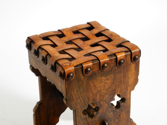 Image 1 of Bellissimo sgabello in rovere degli anni '40 con seduta realizzata con cinghie di cuoio