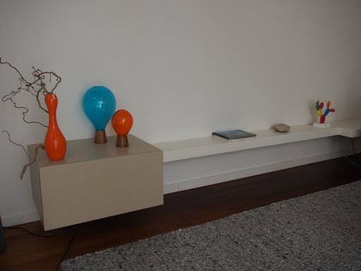 Armario de solapas de diseño con dos estantes de pared adyacentes .