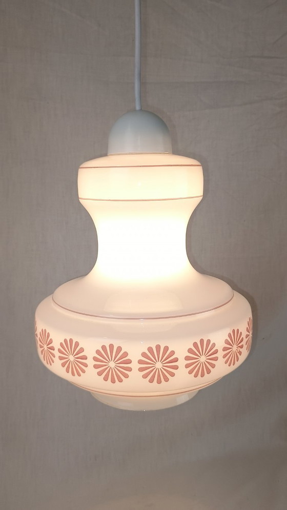 Image 1 of Lampada a sospensione vintage di metà secolo Lunel in vetro bianco crema con fiore rosa