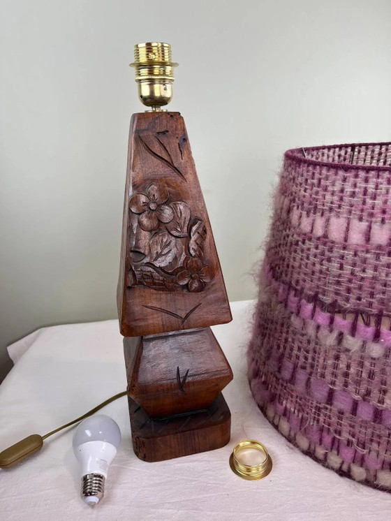 Skulptierte Holz-Tischlampe, Woll-Lampenschirm. – Tischlampen, Wool, Wood, Brutalist (photo 11 of 19)