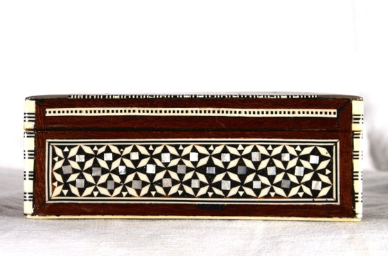 Image 1 of Boîte à bijoux en mosaïque incrustée de nacre du Proche-Orient (Égypte), 14x9cm