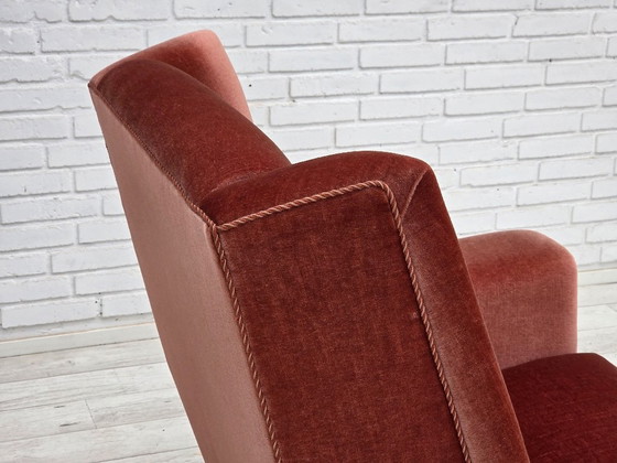 Image 1 of Poltrona danese con schienale alto, anni '70, rivestimento in velluto rosa salmone, legno di faggio.