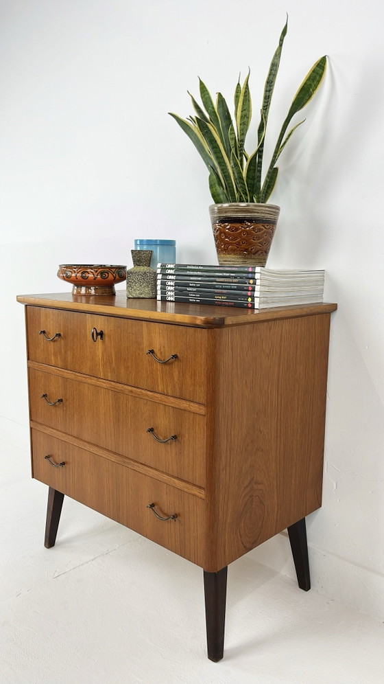 Cassettiera vintage in impiallacciatura di teak – Cassettiere, Legno, Metallo (photo 2 of 10)