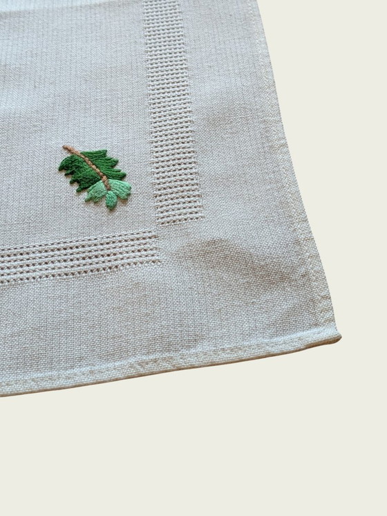 Image 1 of Piccola tovaglia natalizia vintage – bianca con ricamo di vischio verde e rosso, 100% cotone, 30x40 cm