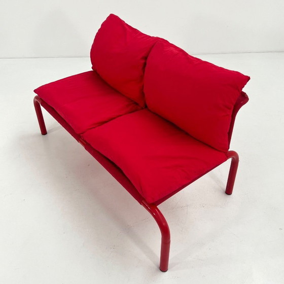 Image 1 of Rode tweezitsbank van metaal en stof van Thalia & Co, jaren 80.