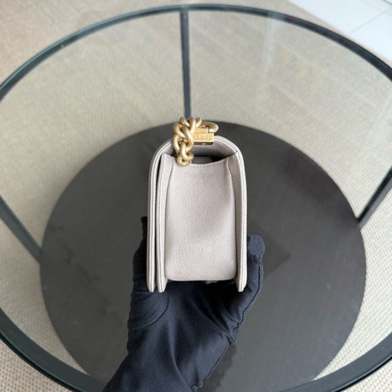 Image 1 of Chanel Boy Small - Caviar 20CM Gewatteerd generfd kalfsleer Grijs met gouden hardware Serie 27