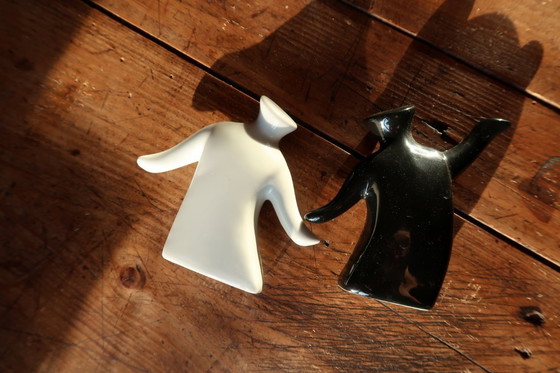 Image 1 of Saliera e pepiera moderne in ceramica, figure antropomorfe in bianco e nero - 2C34