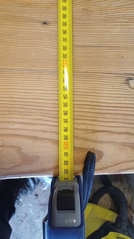 table en bois faite à la main