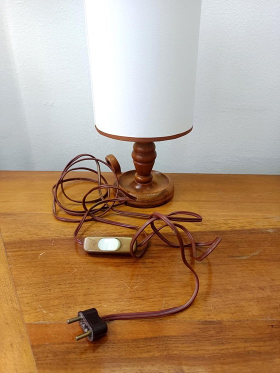 Image 1 of Vintage houten lamp met witte imitatieleren kap